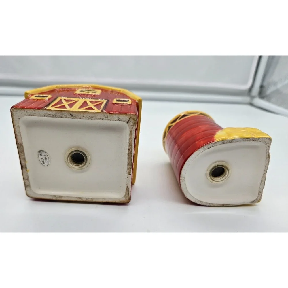 John Deere Salt and Pepper Shakers‎ Set Ceramic Barn and Silo Red Yellow Logo
